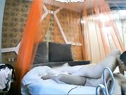 特别敏感的漂亮大眼美女酒店和新男友约会开始害羞玩手机鸡鸡插进去后爽的大叫,担心被人听见自己捂着嘴巴干!