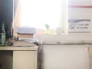 在某通公司业务代办点上班好骚的妹子在办公室露奶脱裤自摸摸出淫水