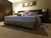 96年女神级童颜气质大学美女酒店援交土豪时被猛男各种高难度姿势狠狠爆操,干的美女腿发软躺那不动了!