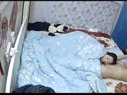 含着大鸡巴被老公用假鸡巴插得大叫让人羡慕的极品好身材美乳娇妻最后被后人射背上