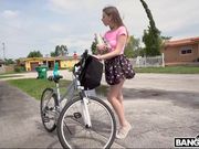 Alex Blake扮演一个怪物公鸡Alex Blake