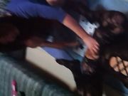 有被虐待癖的富姐高价雇女主夫妻把自己扮成保姆给女主舔屁眼给男主吃鸡巴滴蜡虐阴对白精彩