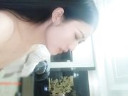 高颜值白嫩性感的大长腿美女酒店被小情人强插进去说：走开,我不想要,不要.操了一会爽的自己下床和男的站着干!