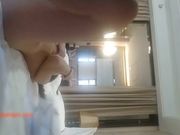 身材不错逼毛很性感的外围女和炮友宾馆开房啪啪喷射到她的胸上