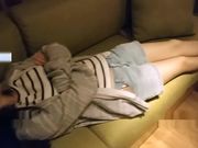 气质性感的美女和闺蜜一起见网友吃饭时2人喝多了带回酒店在沙发上先把胸大美女爆操内射又到床上干另外一个!