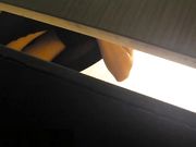 牛人潜入商场女厕侧拍近距离几个年轻美眉的逼逼嘘嘘