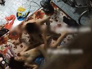 冒险俯视偷拍凌乱出租房年轻小情侣激情啪啪啪体位变换多肏的速度快很猛