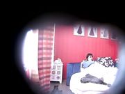 特色酒店偷拍屌丝男啪啪前让妹子张开腿掰开逼研究一下下面毛毛还挺黑的