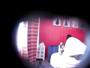 特色酒店偷拍屌丝男啪啪前让妹子张开腿掰开逼研究一下下面毛毛还挺黑的