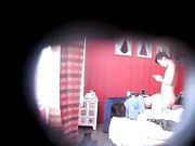 特色酒店偷拍屌丝男啪啪前让妹子张开腿掰开逼研究一下下面毛毛还挺黑的