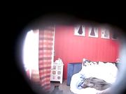 特色酒店偷拍屌丝男啪啪前让妹子张开腿掰开逼研究一下下面毛毛还挺黑的