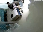 喜欢跪在地上吃鸡鸡的时尚气质美女和公司新来的帅气男同事酒店约会操完一次女的又要操,主动女上位干男的