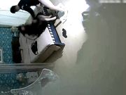 喜欢跪在地上吃鸡鸡的时尚气质美女和公司新来的帅气男同事酒店约会操完一次女的又要操,主动女上位干男的