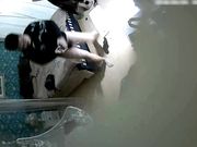 喜欢跪在地上吃鸡鸡的时尚气质美女和公司新来的帅气男同事酒店约会操完一次女的又要操,主动女上位干男的