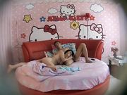 哈喽kity房偷拍白嫩少妇和情人私会没想到男带个超大电动棒搞她