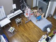 家庭网络摄像头TP妹子练完琴和男友手机视频自慰给对方看