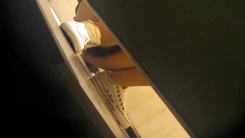 牛人潜入商场隔板女厕侧拍黑丝美眉阴唇有很多分泌物