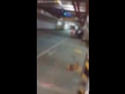 深夜尾行美女在楼梯间里性侵了她