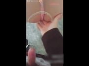 深夜尾行美女在楼梯间里性侵了她