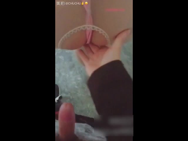 深夜尾行美女在楼梯间里性侵了她