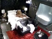 酒店偷拍小伙把身材修长大学女友干的狂叫,听声音都操都哭了,追到卫生间继续干