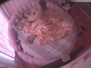 小旅馆情趣圆床偷拍中年男女男的一边搞一边看手机里的AV女的上位摇得很卖力