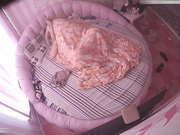 小旅馆情趣圆床偷拍中年男女男的一边搞一边看手机里的AV女的上位摇得很卖力