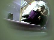 小旅馆偷拍说方言的美眉和小胖哥开房啪啪用枕头垫高屁股干