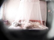 主题酒店娇小漂亮美女被男友来回爆操了5次,个子太高弯着腰还插不进去