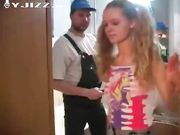 邻家小妹独自玩耍遭猥琐管道工强行后入破处