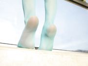 性感女神阳台大胆自拍 私处隔着丝袜若隐若现