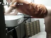 浴室偷食年轻女白领 疯狂后入抽插出血