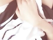 大一水灵嫩妹女仆装在镜头前抚摸她的蝴蝶粉穴