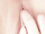 大一水灵嫩妹女仆装在镜头前抚摸她的蝴蝶粉穴