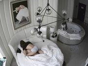 貌似中年包工头约性感漂亮的美女小蜜酒店开房,应该是好久没操了,美女澡还没洗就被抱到床上干