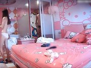 身材性感苗条的气质美女假期和男友异地旅游酒店啪啪被偷拍,男的真会玩人瘦逼紧各种姿势从后面操