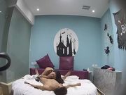 特色宾馆偷拍漂亮大学美女下课后迫不及待和男友开房淫声浪语：轻点,我不够骚,你好厉害,逼逼胀胀的,快舒服死了!