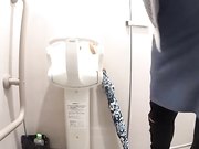 车站公共蹲便双视角偷拍各种类型美眉方便大白屁股又圆又大这镜头太刺激了