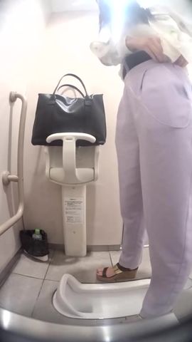 车站公共蹲便双视角偷拍各种类型美眉方便大白屁股又圆又大这镜头太刺激了