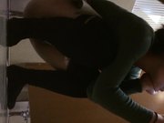 牛人潜入商场女厕偷拍到好几个美女抽烟换姨妈巾