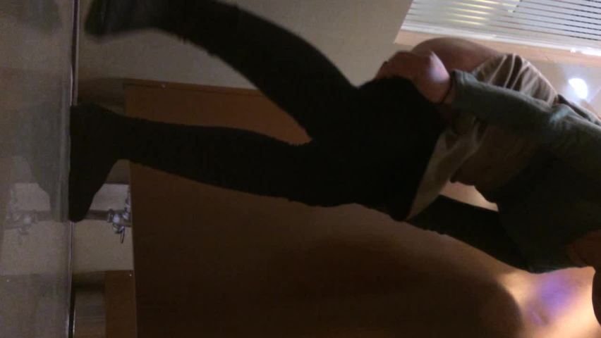 牛人潜入商场女厕偷拍到好几个美女抽烟换姨妈巾