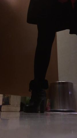 商场厕拍系列 几个妹子好像发现了被偷拍又不敢确定，只敢偷偷的喵一下