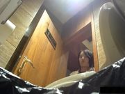 坐盗市最新流出酒店员工内部女厕TP眼镜妹子的眼镜戴的真奇芭貌似发现了什么