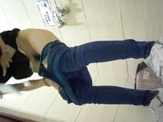 坐盗市最新流出电信营业厅女厕TP黑丝美眉的内裤貌似有很多分泌物仔细擦拭