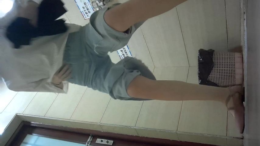 岛国某著名盗拍网站最新流出商场女厕偷拍最后一个妹子的文胸好怪异啊