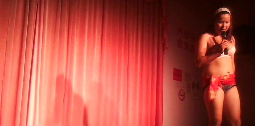 最近镇上来了一个草根艳舞小剧团里面有不少年轻妹子只要20块门票