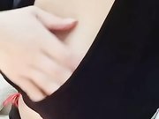 邻家小美眉芊芊黑丝诱惑，指奸骚逼淫水很多呻吟浪叫不止想被哥哥的大鸡巴干