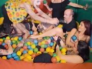 (CrowdBondage) Balls Dep 一伙在海洋球里群交的变态男女