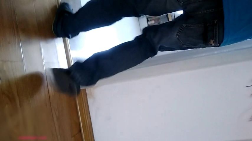 剧情演绎网红美女家里冰箱坏了找维修员上门修理主动勾引赖赖唧唧很饥渴求在厨房操她抱起来干呻吟给力对白淫荡