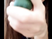 微博网红少女软萌萝莉小仙露半脸 学生制服诱惑用黄瓜插入白白嫩嫩的小穴自慰高潮出白浆后舔黄瓜